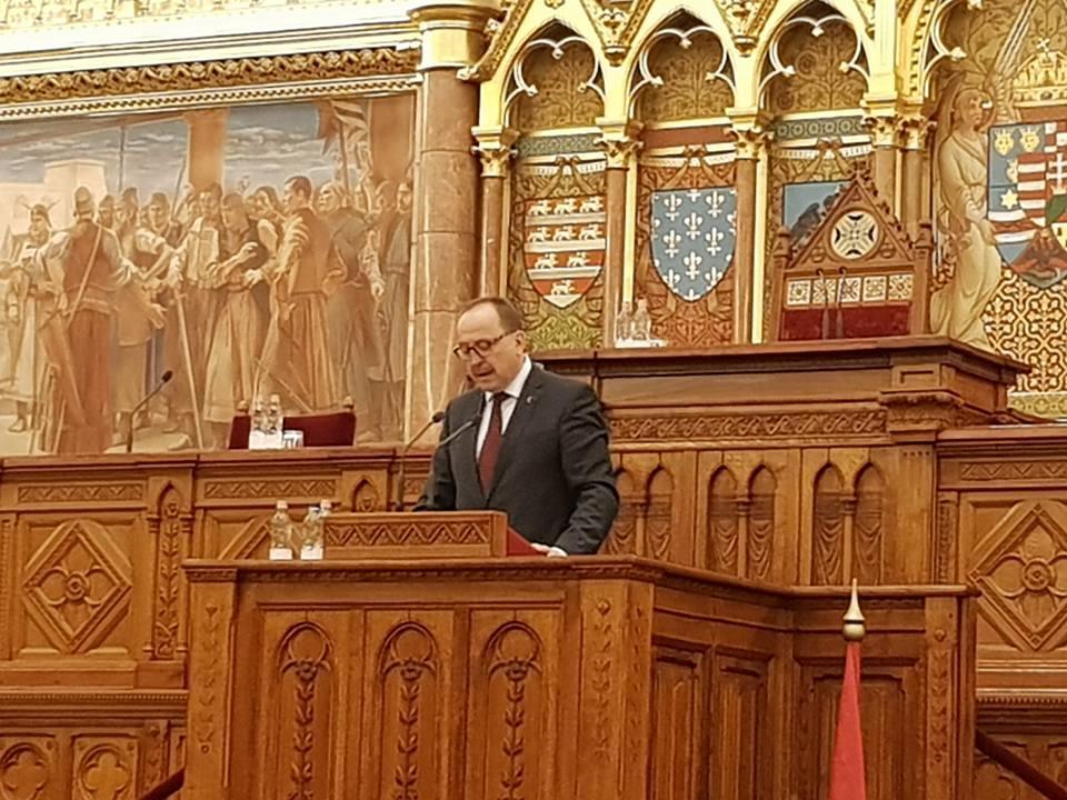 A külügyi bizottság elnöke kiemelte, hogy Esterházy János az elsők között emelt szót az igazság kiderítéséért a katyńi tragédiával kapcsolatban, és egyaránt kimondta az igazságot a nácizmusról és a