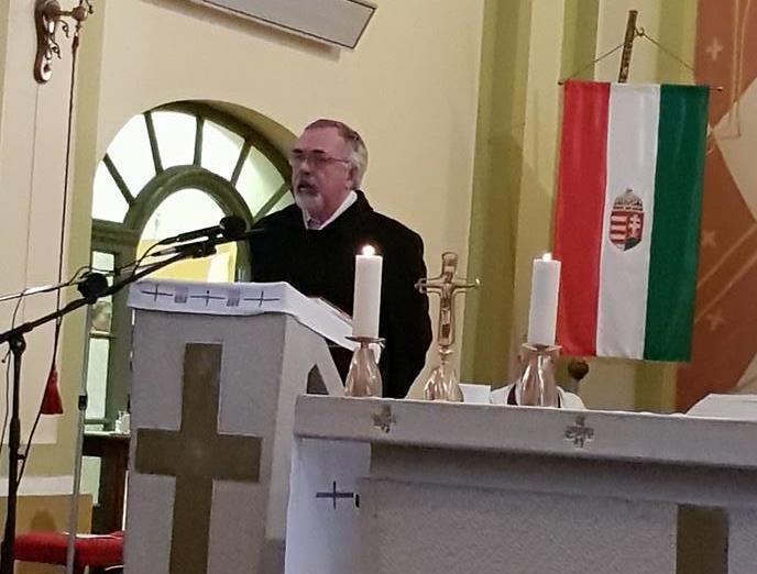 kapcsolatot. Majd a Babusa János szobrászművész által ez alkalomra készített Szent II. János Pál pápa szobrát ábrázoló kisplasztikákat ajándékozott a meghívott vendégek számára.