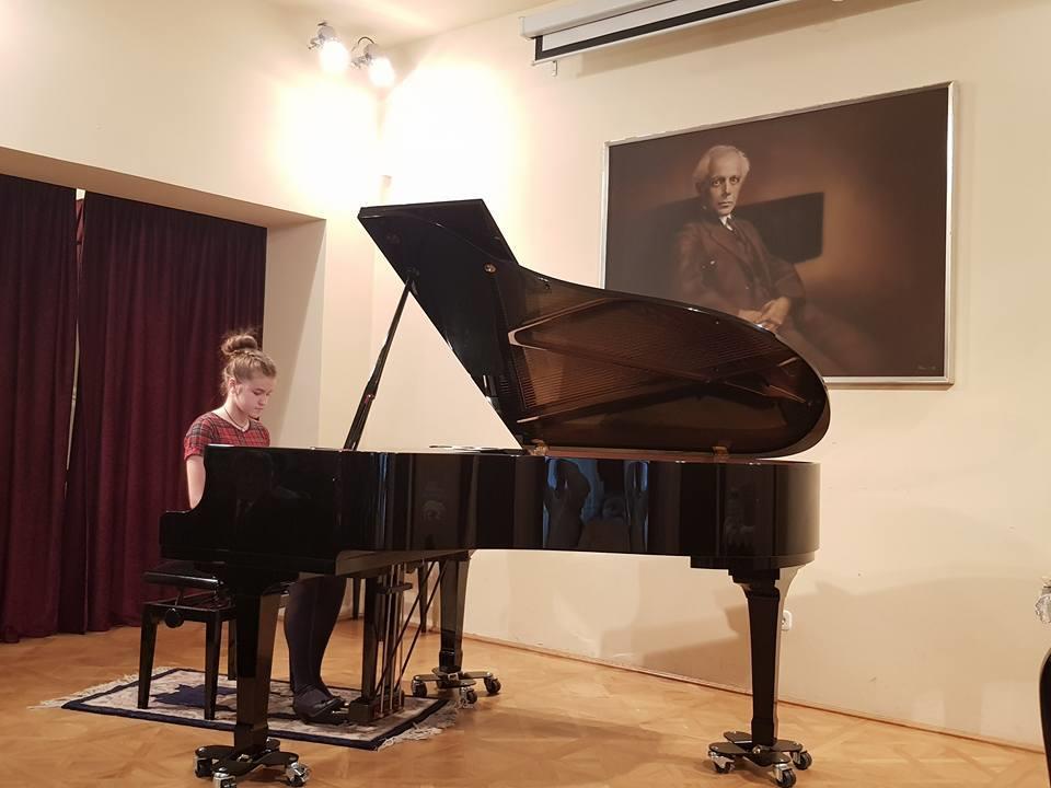 A rákosmenti indulók közül Ézsiás Dorka Panna, a Bartók Béla AMI növendéke érte el a legjobb helyezést. Az első korcsoportban a második helyen végzett. Forrás: http://www.rakosmente.