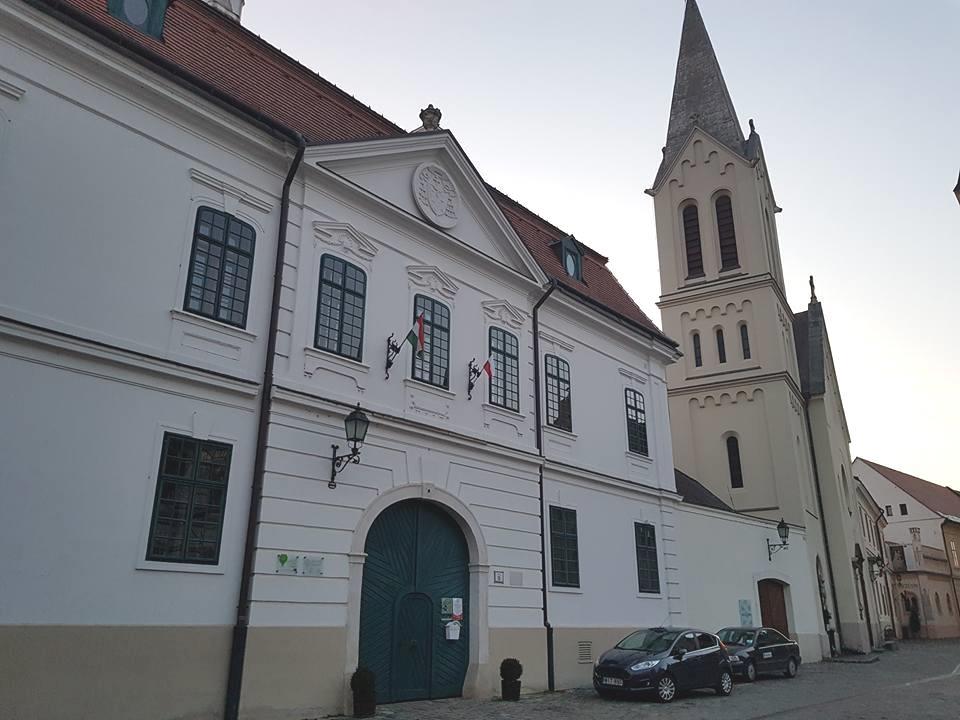 Előadások: 14:20 Árpád-házi Szent Kinga személye és