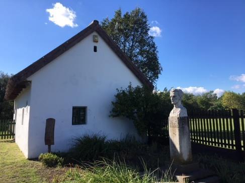 emlékét. József Attila életének Budapest- Ferencváros, Öcsöd, Szabadszállás, Makó és Balatonszárszó voltak a legmeghatározóbb állomásai.