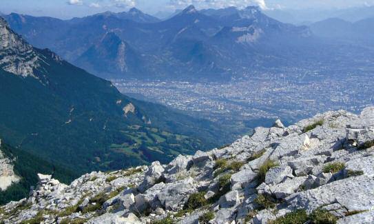 Enfin, Grenoble c est aussi une plate forme technologique de pointe avec le CEA (Commissariat à l énergie atomique et aux énergies alternatives), acteur majeur de la recherche, du développement et de