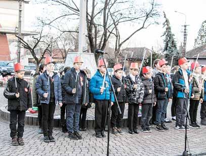 Az ünnepről Lisányi Endre képzőművész, esztéta, a Maros Mozi Műterem alapítója osztotta meg gondolatait. Közreműködtek a Gregor József Általános Iskola 3. b. osztályos diákjai.