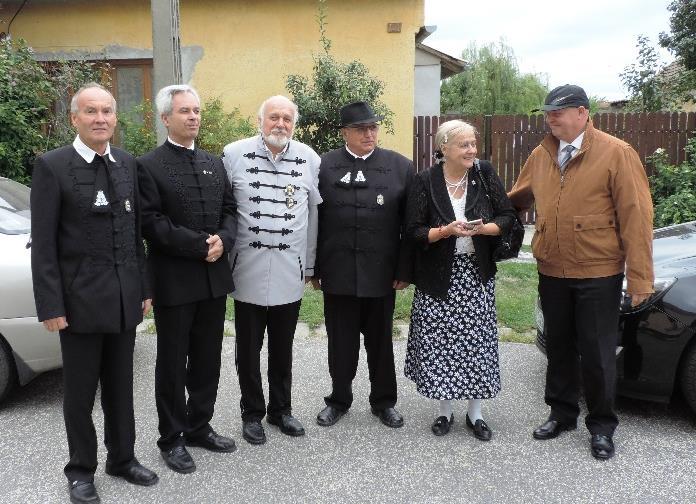 A magyar, majd a székely Himnusz hangjaival zártuk a komáromi emléktúránkat. Balról: Bábi Péter, Borbély Károly, Dr. Sántha Gábor, Farkas Gáspár, Dr.