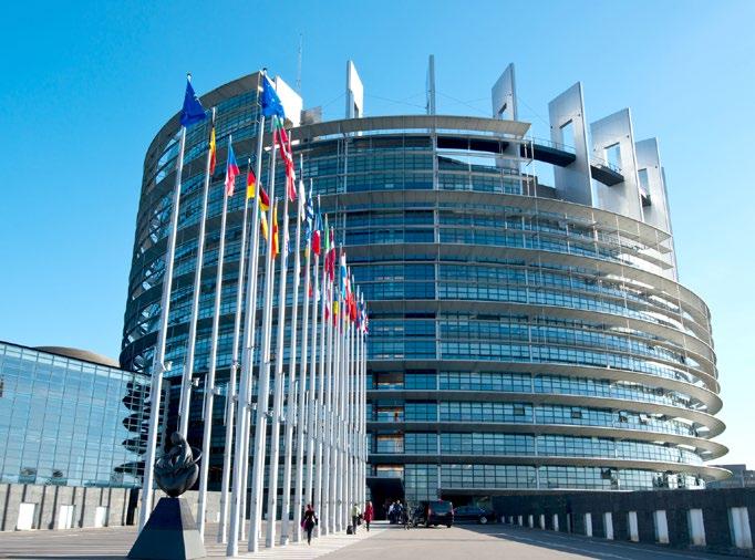 EURÓPAI UNIÓ AZ EURÓPAI UNIÓ FŐBB INTÉZMÉNYEI 8 AZ EURÓPAI PARLAMENT Az Európai Parlament (EP) egyedülálló: ez az egyetlen olyan nemzetközi intézmény, melynek tagjait közvetlenül a polgárok