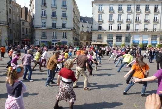 6 miz- - a zegemer diskouezadegoù, prantadoù dizoloiñ ar brezhoneg asamblas gant ar familh, beilhadegoù kontadennoù, kentelioù sonerezh, mintinvezhoù lennegezh e brezhoneg ha kement zo, a- hed