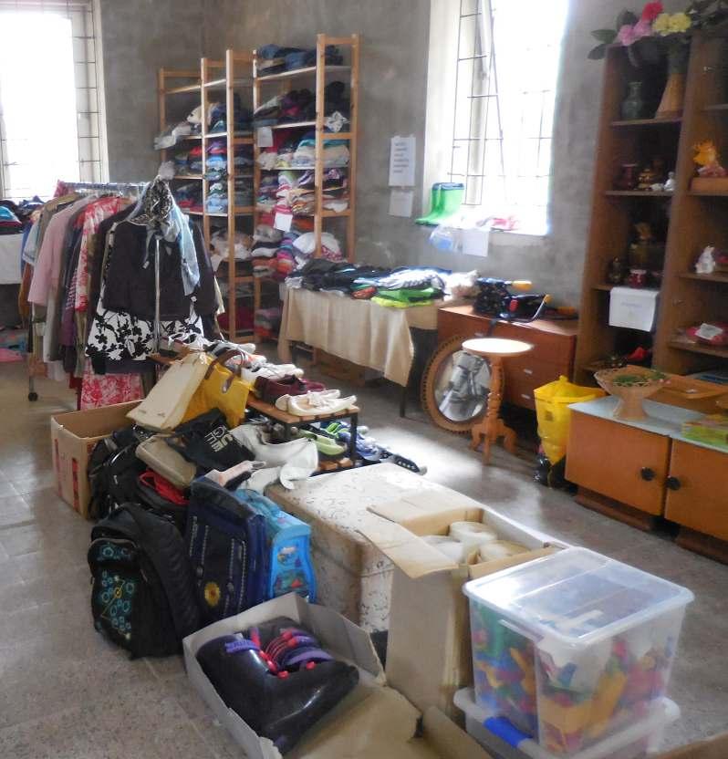 1 sociální Šatník, bazar Zahájení: 2010 Po více jak sedm letech jsme v listopadu 2016 ukončili provoz šatníku, který byl do té doby umístěn v soukromém domě.