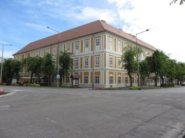 Az ellenőrző állomás a Barokk Cukrászda, mely a barokk stílusú Tomori Pál Főiskola épületében, a