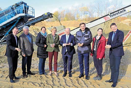 Benedikt Hüffer und IHK- Hauptgeschäftsführer Dr. Fritz Jaeckel (v. l.), und die Stremmer Sand + Kies GmbH (Foto rechts) mit Lars Fiele (3. v. r.) und Heinrich Fiele (2. v. l.) (Stremmer Sand + Kies GmbH) sowie IHK-Vizepräsidentin Birgit Wiesehahn-Haas (4.