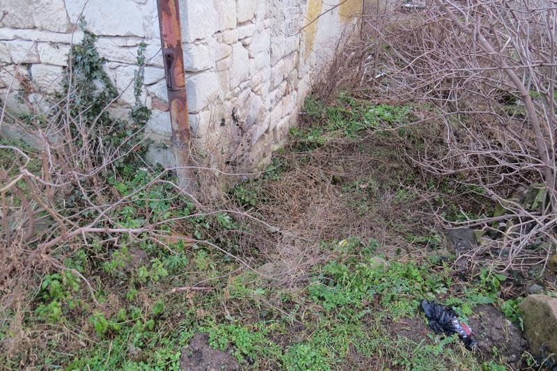 A hátsó végfali homlokzatnál láthatjuk, hogy a csatornahiba nem csak a falak nedvesedését okozta, amit körben észrevehetünk az épület homlokzata mentén.
