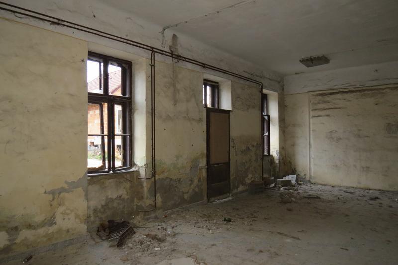 54. kép: falak belső nedvesedései II. Teendők a falszerkezettel kapcsolatban Az épület falai javarészt kőből és kevés tömör égetett agyagtéglából készültek. Ezek valamennyi eleme fagyálló alapanyag.