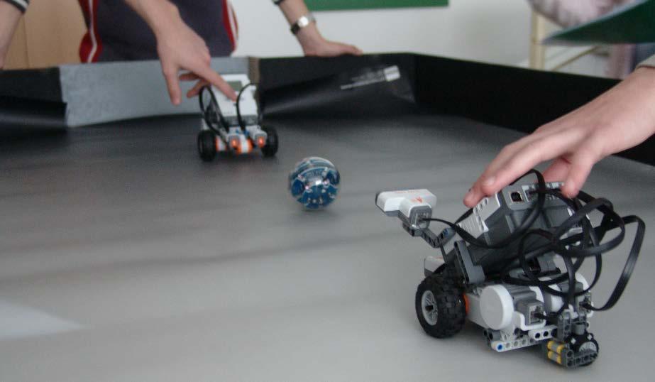 A SZÁMÍTÓKÖZPONTOKTÓL A DIGITÁLIS EGYENLŐSÉGIG 9. kép: Robotfoci a Magyar Ifjúsági Robot Kupa (MIRK) első focipályáján, Nyíregyháza, 2007.
