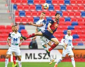 A barátokkal is állandóan rúgtuk a bőrt, apa is nagyon sokat foglalkozott velem, aztán szülővárosomban, Hódmezővásárhelyen szervezett keretek közt is elkezdtem focizni mesélt a labdarúgásban tett