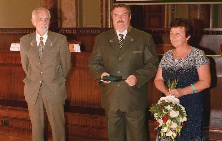 MAGÁNERDÕBEN Támba Miklós, a Rimler Pál emlékérem idei kitüntetettje A jubileumi MEGOSZ nagyrendezvényen adták át a díjat A MEGOSZ elnöksége 2004-ben díjat alapított, amelyet évente egy alkalommal