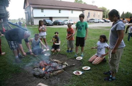A kerti rendezvény nagyszámú társaságának tagjai a Kitcheneri és