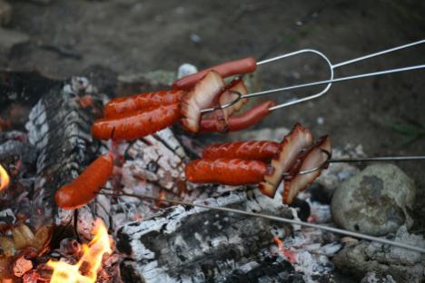 tanáraikból továbbá a helyi fiatal családokból, valamint az idősebb