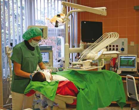 A kiemelt kezelő a fogyatékkal élő pácienseink altatásos fogászati ellátását biztosítja The enhanced dental treatment room provides dental care under general anesthesia for disabledpatients sodik