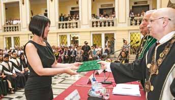 Kiemelkedő szakmai munkája elismeréséül Szakdolgozói ösztöndíjat vehetett át Oláh Piroska, kiváló szakmai munkájáért pedig Kerti Erika, a Fogorvostudományi Kar Kiváló Dolgozójának járó