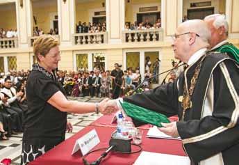 István Lampé received the Lecturer of the Year honor A Fogorvostudományi Kar Kiváló Dolgozójának járó kitüntetésben részesült Kerti Erika Erika Kerti was awarded with the Faculty s