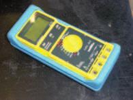 230/400 V-os üzemi feszültségû kapcsolószekrények esetében 2500 V-os, 50 Hz-es, öt másodperces vizsgálójelet kell alkalmazni: b a feszültség alatt álló alkatrészek és a kapcsolódó vezetô alkatrészek