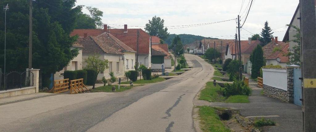 Az alapvetően egyutcás település máig megőrizte korabeli faluszerkezetét, azonban bővült kisebb mellékutcákkal.