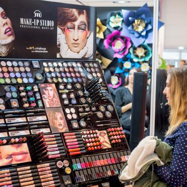 SZAKMAI LÁTOGATÓINKRÓL (BEAUTY & STYLE KIÁLLÍTÁS 2018, KUTATÁS) 85% KÖZEL 6000 LÁTOGATÓ TÖBB MINT 85% SZAKMAI LÁTOGATÓ 74% ajánlaná a kiállítói részvételt üzleti partnereinek fodrász egyéb kozmetikus