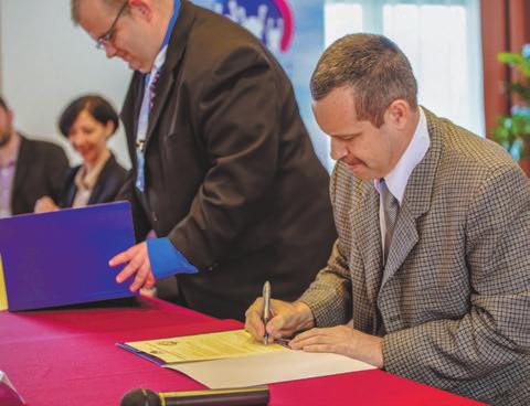 veszprémi infók 10 JÓTÉKONYSÁGI BÁL A HÁTRÁNYOS HELYZETŰ FIATALOKÉRT Egyre többen segítenek Már tizenegyedik alkalommal rendezi meg jótékonysági bálját a Veszprém Városi Hátrányos Helyzetű