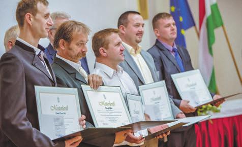 veszprémi hírek 9 A MUNKA ÉRTÉK A jó mester példát mutat Szerda délelőtt a Veszprém Megyei Kereskedelmi és Iparkamarában tartották a különböző szakmákon belül újonnan elismerést szerzők mesteravató