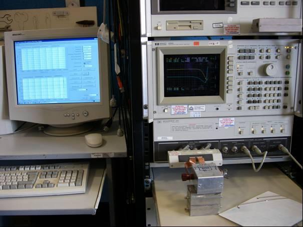 Şekil 7.9 : HP 4194A Empedans Analizörü ve ölçüm düzeneği. Ölçümler 1 Hz ile 4 MHz aralığında yapılmıştır.