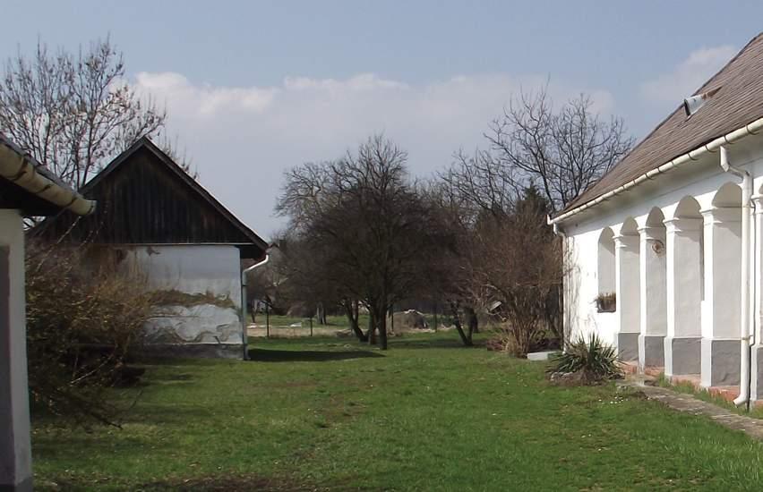 A lakosok házai rendben épültek, csinosak és vagyonosságra mutatnak.