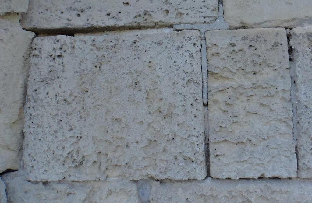 A templomrom kőszerkezeteit többféle kőanyagból készítették. Ezek között a durva mészkő dominál, amelynek különféle változatai találhatóak mind a falköpenyekben, mind pedig a falmagban.