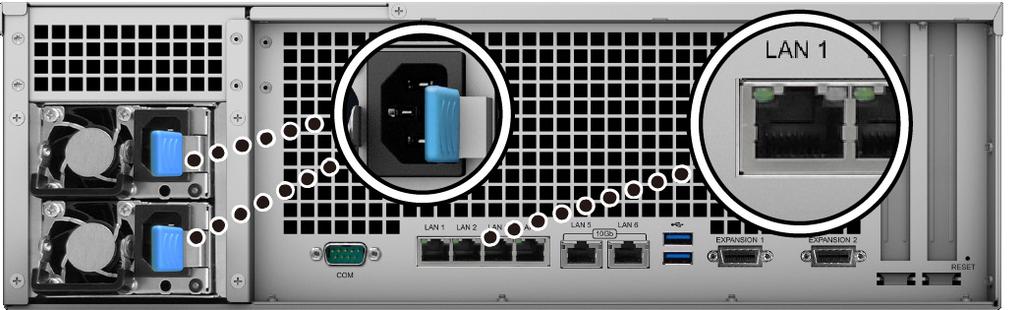 A RackStation elindítása 1 Csatlakoztassa a tápkábel egyik végét a RackStation hátoldalán található tápfeszültség-aljzatba, a