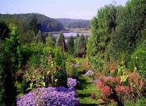 Nearly 100 species of birds, including peacocks, sevaral pigeons, hens, various parrots, water birds, and other interesting types of birds can be seen.