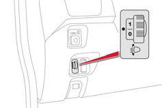 Tájékozódás Nappali világítás Automatikus fényszórókapcsolás Fényszórók beállítása Speciális nappali világítás, mely jobban láthatóvá teszi a gépkocsit.