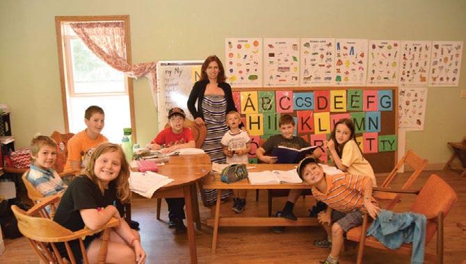 A Diaszpóra Iskolatáborok célkitűzése Célunk, hogy olyan magyar környezetet teremtsünk, ahol a magyar származású, magyarul beszélő gyerekek testi és lelki biztonságban fejleszthetik magyar