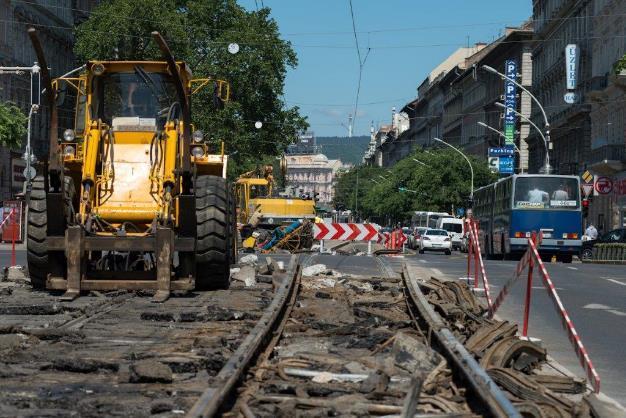 Folytatódott a város leginkább terhelt villamosvonalának felújítása 2018-ban több, mint 1,5 km-es szakaszon újult meg a pálya (Oktogon József utca) tartósabb, könnyebben karbantartható