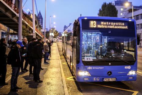 Autóbuszos pótlás a metró felújítás alatt A metrópótlás ideje alatt 90 autóbusszal több közlekedik Budapesten,