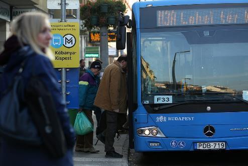 A metrópótló autóbuszok csúcsidőszakban 45 másodpercenként követik egymást, egy munkanap több, mint 1600