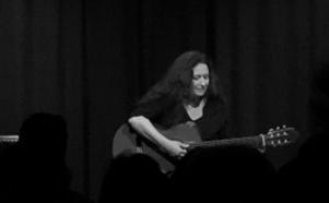Gitárjátéka különleges, nylon húros gitáron játszik főként, amit inkább a klasszikus zenében használnak nálunk, de Marinál jazz, folk, rock, indiai zene is megszólal rajta.