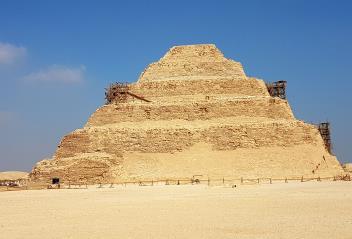 A délutáni órákban a mesebeli Egyiptomi Nemzeti Régészeti Múzeum következik, ahol különböző korszakok történelmébe repülünk vissza.