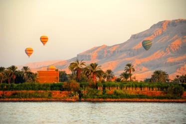 bemutató Luxor Múzeum (Benne hatalmas Ehnaton szoborral.