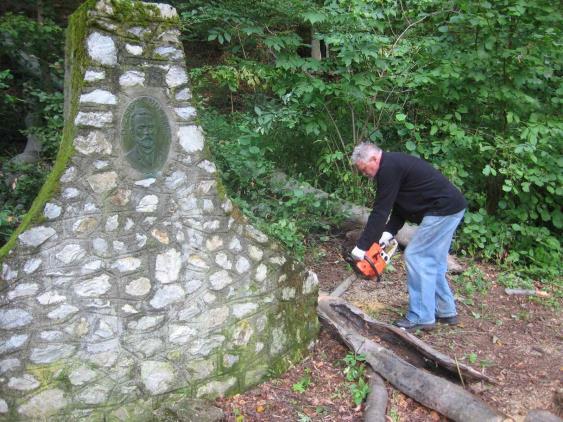 A Turista Emlékpark gondozása és karbantartása munkatúrák keretében történik.