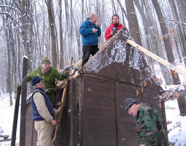 A felnőttek pedig a bánkúti országúttól felcipelték a szükséges építési anyagokat. A férfiak nekiláttak a tető ácsolásának, de nem sikerült teljesen befejezni, mert besötétedett.