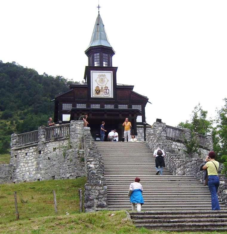 Javorca a Szentlélek Emlékkápolna Magasan a Tolminka felett, a Javorcán emelkedik (547 m) a Szentlélek Emlék-kápolna, egy faszerkezetű templom, amely emléket állít az Isonzói frontokon (1915-1917)