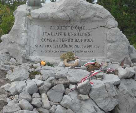 Emlékmű a San Michele magaslaton. SU QUESTE CIME ITALIANI E UNGHERESI COMBATTENDO DA PRODI SI AFFRATELLARONO NELĹA MORTE Vitézül küzdő olaszok és magyarok itt testvérré lettek a.halálban.