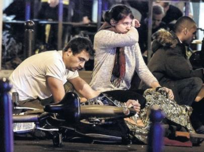 Feketék/fehérek: fehérek Pozitúra/proxemika: a két alak egymást öleli Öltözet: hétköznapi Háttér: gyertyák, francia zászlók Mise en scène: fókusz a kép közepén Procedúra: A kamera nézőpontja: szemből
