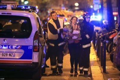 menteni a sérültet Mimika: szenvedés, fájdalom, koncentráció A kamera proxemikája: távoli kép Effektek: az előtér éles, a háttér homályos Időfaktor: passzív Processzus: A kép szándéka: a sérültek