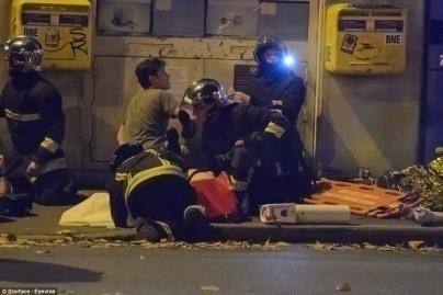 Előtér: 4 alak Nem: férfiak Kor: fiatalok Feketék/fehérek: fehérek +?