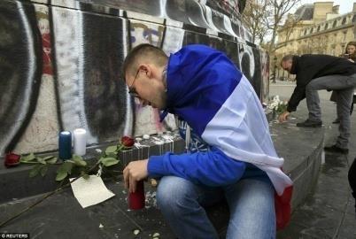 Kor: fiatalok Feketék/fehérek: fehérek Pozitúra/proxemika: két nő a harmadikat veszi közre Öltözet: hétköznapi Háttér: 3 alak Mise en scène: fókusz a kép bal oldalán Procedúra: A kamera nézőpontja: