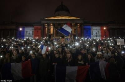 Mozdulatok: a férfi a levél fölé hajol, olvassa Mimika: koncentráció A kamera proxemikája: közeli kép Effektek: az előtér éles, a háttér homályos Időfaktor: passzív, áll az idő Processzus: A kép